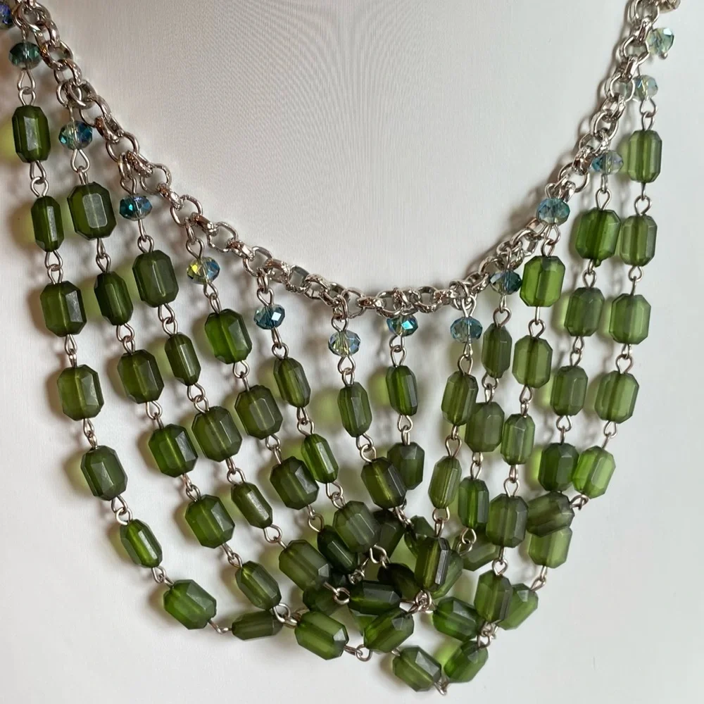 Gorgeous acrylic green & AB rhinestone Festooned chain Statement necklace. - Picture 6 of 12